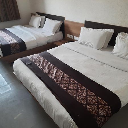 Meridian Hotel & Banquet Surat Ngoại thất bức ảnh