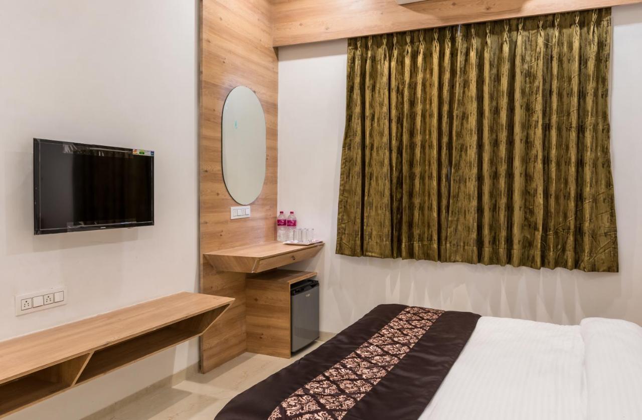 Meridian Hotel & Banquet Surat Ngoại thất bức ảnh