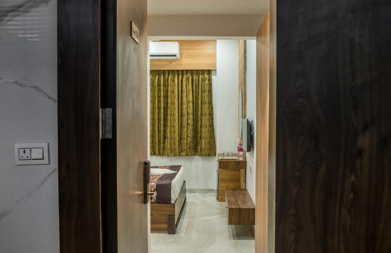 Meridian Hotel & Banquet Surat Ngoại thất bức ảnh