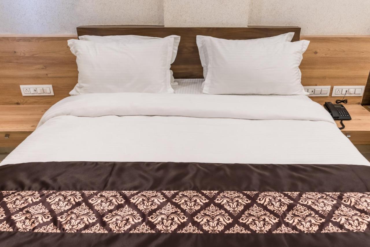 Meridian Hotel & Banquet Surat Ngoại thất bức ảnh
