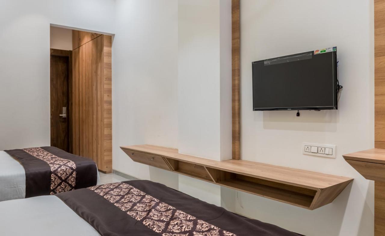 Meridian Hotel & Banquet Surat Ngoại thất bức ảnh